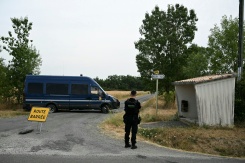 Un gendarme monte la garde sur une route barrée menant au site des recherches pour retrouver le corps de Delphine Jubillar, disparue en décembre 2020, à Villeneuve-sur-Vère, le 16 juillet 2026 dans le Tarn - © AFP - Lionel BONAVENTURE Un gendarme monte la garde sur une route barrée menant au site des recherches pour retrouver le corps de Delphine Jubillar, disparue en décembre 2020, à Villeneuve-sur-Vère, le 16 juillet 2026 dans le Tarn - © AFP - Lionel BONAVENTURE