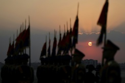 Des membres de la garde d'honneur égyptienne au garde à vous avant l'arrivée sur le tarmac de l'aéroport international du Caire du président chinois Xi Jinping, le 1er septembre 2026 - © POOL/AFP - Mohamed Abd El Ghany Des membres de la garde d'honneur égyptienne au garde à vous avant l'arrivée sur le tarmac de l'aéroport international du Caire du président chinois Xi Jinping, le 1er septembre 2026 - © POOL/AFP - Mohamed Abd El Ghany