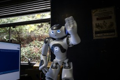 Un robot humanoïde nommé Nao à l'hôpital Broca à Paris, le 16 septembre 2026 - © AFP - Lou BENOIST Un robot humanoïde nommé Nao à l'hôpital Broca à Paris, le 16 septembre 2026 - © AFP - Lou BENOIST