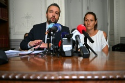L'avocat Pierre Debuisson et la mère d'une enfant de 10 ans, qui accuse Jérôme B. de viol, le 9 juin 2026 à Toulouse - © AFP - Lionel BONAVENTURE