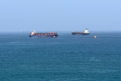 Des navires commerciaux au large du terminal de conteneurs de Khor Fakkan, dans l'émirat de Sharjah sur le golfe d'Oman, le 28 juin 2026 - © AFP/Archives - -