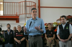 Le Premier ministre espagnol Pedro Sánchez s'adresse aux médias aux côtés du président de la région d'Andalousie, Juan Manuel Moreno (d), au poste de commandement à Turre, dans la province d'Almería, le 13 juillet 2026, après un incendie de forêt meurtrier - © AFP - JORGE GUERRERO Le Premier ministre espagnol Pedro Sánchez s'adresse aux médias aux côtés du président de la région d'Andalousie, Juan Manuel Moreno (d), au poste de commandement à Turre, dans la province d'Almería, le 13 juillet 2026, après un incendie de forêt meurtrier - © AFP - JORGE GUERRERO