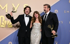 Les acteurs américains Jason Bateman, Linda Cardellini et David Harbour, lauréats de l'Emmy de la meilleure mini-série ou anthologie pour "DTF St. Louis", le 14 septembre 2026 à Los Angeles - © AFP - Frederic J. Brown Les acteurs américains Jason Bateman, Linda Cardellini et David Harbour, lauréats de l'Emmy de la meilleure mini-série ou anthologie pour "DTF St. Louis", le 14 septembre 2026 à Los Angeles - © AFP - Frederic J. Brown