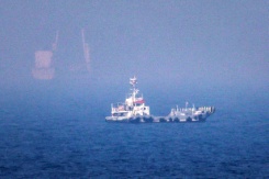 Des navires près du détroit d'Ormuz, au large de la côte orientale des Émirats arabes unis, le 13 juillet 2026à Khor Fakkan, - © AFP - - Des navires près du détroit d'Ormuz, au large de la côte orientale des Émirats arabes unis, le 13 juillet 2026à Khor Fakkan, - © AFP - -