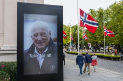 "Merci pour tout": un portrait du défunt roi Harald V de Norvège affiché par l'Université d'Oslo, le 8 septembre 2026 - © AFP - Jonathan NACKSTRAND