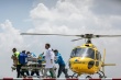 Les secouristes transfèrent Dawa Sherpa après so - © AFP