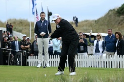 Le président américain Donald Trump, sous le regard de son fils Eric Trump, effectue le premier coup de départ pour inaugurer le parcours Trump International Golf Links à Balmedie, dans l'Aberdeenshire, au nord-est de l'Ecosse, le 29 juillet 2025 - © AFP/Archives - Brendan SMIALOWSKI