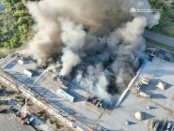 Photo diffusée par l'administration militaire régionale de Dnipropetrovsk, le 21 août 2026, montrant des pompiers luttant contre un incendie sur le site d'un centre commercial endommagé par une frappe russe à Kryvyï Rig, en Ukraine - © Administration militaire régionale de Dnipropetrovsk/AFP - Handout