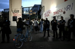 Des policiers près des portes du lycée Camille-Jullian de Bordeaux pour sécuriser l'arrivée des élèves, le 5 octobre 2026 - © AFP - Philippe LOPEZ Des policiers près des portes du lycée Camille-Jullian de Bordeaux pour sécuriser l'arrivée des élèves, le 5 octobre 2026 - © AFP - Philippe LOPEZ