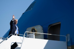 Le président américain Donald Trump salue les personnes présentes à l'aéroport de West Palm Beach en Floride, avant de monter dans Air Force One, le 23 mars 2026
 - © AFP - SAUL LOEB
