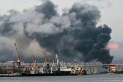 La fumée d'un terminal pétrolier en feu à Saint-Pétersbourg après des attaque de drones ukrainiens, le 18 octobre 2026 en Russie - © AFP - STRINGER La fumée d'un terminal pétrolier en feu à Saint-Pétersbourg après des attaque de drones ukrainiens, le 18 octobre 2026 en Russie - © AFP - STRINGER