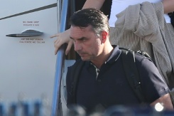 Le sénateur brésilien Flavio Bolsonaro descend d'un avion après son arrivée à l’aéroport d’Opa-locka à Miami, le 28 octobre 2026 en Floride - © AFP - Ricardo Arduengo