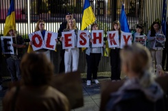 Des membres de la diaspora ukrainienne tiennent des pancartes formant le nom "Oleshky" (Olechky) devant l'ambassade américaine à Varsovie, le 6 octobre 2026 - © AFP/Archives - Wojtek RADWANSKI