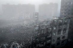 Photo prise par le service de presse de la 24e brigade mécanisée des forces armées ukrainiennes, le 28 novembre 2025 et publiée le 1er décembre 2025, montre des bâtiments résidentiels détruits dans la ville de Kostiantynivka, dans la région de Donetsk - © 24th Mechanized Brigade of Ukrainian Armed Forces/AFP - OLEG PETRASIUK Photo prise par le service de presse de la 24e brigade mécanisée des forces armées ukrainiennes, le 28 novembre 2025 et publiée le 1er décembre 2025, montre des bâtiments résidentiels détruits dans la ville de Kostiantynivka, dans la région de Donetsk - © 24th Mechanized Brigade of Ukrainian Armed Forces/AFP - OLEG PETRASIUK