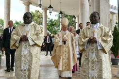 Le pape se rend dans la basilique de Mongomo, en Guinée équatoriale, afin d'y célébrer une messe, le 22 avril 2026  - © AFP - Alberto PIZZOLI