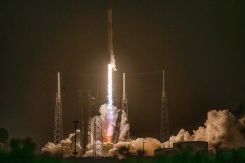 Une fusée Falcon 9 de SpaceX, transportant le vaisseau spatial Dragon décolle du complexe de lancement spatial 40 pour la mission Crew-12 à la base spatiale de Cap Canaveral, le 13 février 2026 en Floride - © AFP/Archives - Jim WATSON Une fusée Falcon 9 de SpaceX, transportant le vaisseau spatial Dragon décolle du complexe de lancement spatial 40 pour la mission Crew-12 à la base spatiale de Cap Canaveral, le 13 février 2026 en Floride - © AFP/Archives - Jim WATSON