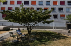 Une personne âgée assise à l'ombre d'un arbre à Lorient, dans le Morbihan, le 10 juillet 2026 lors d'une nouvelle vague de chaleur en France - © AFP - Fred TANNEAU Une personne âgée assise à l'ombre d'un arbre à Lorient, dans le Morbihan, le 10 juillet 2026 lors d'une nouvelle vague de chaleur en France - © AFP - Fred TANNEAU