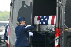 Cérémonie en hommage à deux militaires américains tués durant des opérations au Moyen-Orient, sur la base aérienne de Dover, dans le Delaware, le 22 juillet 2026 - © AFP - SAUL LOEB Cérémonie en hommage à deux militaires américains tués durant des opérations au Moyen-Orient, sur la base aérienne de Dover, dans le Delaware, le 22 juillet 2026 - © AFP - SAUL LOEB