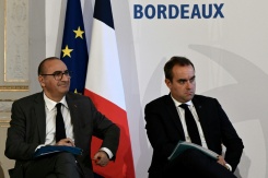 Le ministre de l'Intérieur Laurent Nuñez (g) et le Premier ministre Sébastien Lecornnu, le 2 avril 2026 à Bordeaux, en Gironde - © POOL/AFP - Philippe Lopez