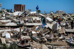 Des bénévoles et des habitants recherchent des victimes dans les décombres de bâtiments effondrés à Caraballeda, dans l'Etat de La Guaira, le 28 juin 2026 au Venezuela - © POOL/AFP - Miguel MEDINA