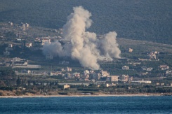 De la fumée s'élève du site d'une frappe israélienne qui a visé le village de Mansoura, dans le sud du Liban, le 23 mai 2026 - © AFP - KAWNAT HAJU De la fumée s'élève du site d'une frappe israélienne qui a visé le village de Mansoura, dans le sud du Liban, le 23 mai 2026 - © AFP - KAWNAT HAJU