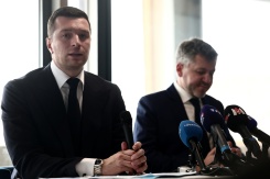 Le président du Rassemblement national Jordan Bardella, à gauche, avec à sa droite le candidat RN à la mairie de Marseille Franck Allisio, le 6 mars 2025, à Marseille - © AFP - Thibaud MORITZ