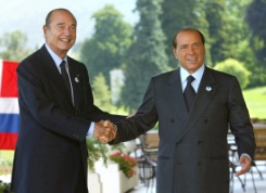 Le président français Jacques Chirac (g) et le Premier ministre italien Silvio Berlusconi à l'Hôtel Royal d'Evian, lors du sommet du G8, le 1er juin 2003 - © AFP/Archives - PATRICK KOVARIK Le président français Jacques Chirac (g) et le Premier ministre italien Silvio Berlusconi à l'Hôtel Royal d'Evian, lors du sommet du G8, le 1er juin 2003 - © AFP/Archives - PATRICK KOVARIK