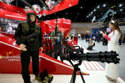 Une exposition d'armes au Forum économique international de Saint-Pétersbourg (SPIEF), le 3 juin 2026 en Russie - © AFP - Olga MALTSEVA