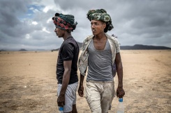 Des migrants éthiopiens marchent le 12 avril 2026 dans le désert, près d'Obock, à Djibouti, sur la Route de l'Est reliant la Corne de l'Afrique aux pays du Golfe, via le Yémen - © AFP - Luis TATO