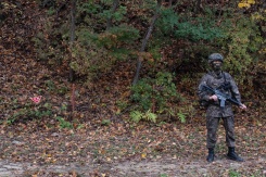 Un soldat sud-coréen devant un champ de mines en lisière de la Zone démilitarisée (DMZ) entre les deux Corées, le 21 octobre 2026 à Yanggu, en Corée du Sud - © AFP - Roland DE COURSON Un soldat sud-coréen devant un champ de mines en lisière de la Zone démilitarisée (DMZ) entre les deux Corées, le 21 octobre 2026 à Yanggu, en Corée du Sud - © AFP - Roland DE COURSON