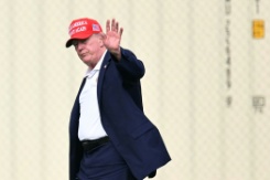 Le président Donald Trump salue en direction de la presse à son arrivée à la Maison Blanche, à Washington, le 16 août 2026 - © AFP - Mandel NGAN