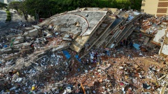 Vue aérienne de bâtiments effondrés à Caraballeda, dans l'Etat de La Guaira, le 30 juin 2026 au Venezuela - © AFP - Miguel MEDINA