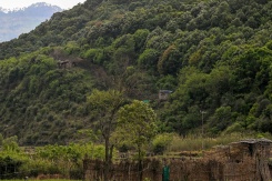 Des bunkers à flanc de colline près de la frontière avec le Pakistan, le 6 avril 2026 à Poonch, en Inde - © AFP - Tauseef MUSTAFA