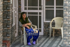 Jagdish Kaur, qui a perdu son fils et une grande partie de son audition pendant le conflit indo-pakistanais de 2025, assise devant sa maison du district frontalier de Poonch, le 6 avril 2026 en Inde - © AFP - Tauseef MUSTAFA