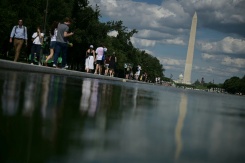 Des promeneurs longent le bassin réfléchissant du Lincoln Memorial après l'achèvement de travaux de rénovation, le 18 juin 2026 à Washington - © AFP - Oliver Contreras Des promeneurs longent le bassin réfléchissant du Lincoln Memorial après l'achèvement de travaux de rénovation, le 18 juin 2026 à Washington - © AFP - Oliver Contreras