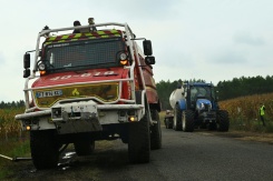 Des pompiers et des agriculteurs remplissent leur citerne d'eau, le 16 août 2026 à Luglon, dans les Landes  - © AFP - Gaizka IROZ