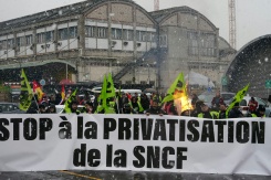 Manifestation contre la "privatisation de la SNCF" et le demantèlement des activités de fret, gare de Lyon à Paris le 21 novembre 2024
- © AFP/Archives - Dimitar DILKOFF Manifestation contre la "privatisation de la SNCF" et le demantèlement des activités de fret, gare de Lyon à Paris le 21 novembre 2024
- © AFP/Archives - Dimitar DILKOFF