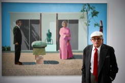David Hockney pose devant sa peinture "Fred et Marcia Weisman" au Centre Pompidou à Paris le 16 juin 2017 - © AFP/Archives - Martin BUREAU