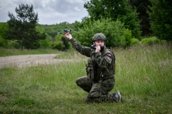 Un soldat polonais se prépare à lancer un drone FPV lors du premier "challenge international" de drones militaires à Semoutiers-Montsaon, le 20 mai 2026 en Haute-Marne - © AFP - ARNAUD FINISTRE Un soldat polonais se prépare à lancer un drone FPV lors du premier "challenge international" de drones militaires à Semoutiers-Montsaon, le 20 mai 2026 en Haute-Marne - © AFP - ARNAUD FINISTRE