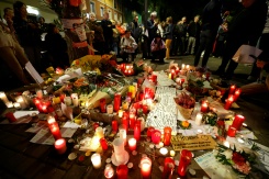 Des fleurs et des bougies en hommage à la retraitée Maricarmen Abascal, expulsée de son logement et décédée la veille, le 8 septembre 2026 à Madrid - © AFP - Oscar DEL POZO Des fleurs et des bougies en hommage à la retraitée Maricarmen Abascal, expulsée de son logement et décédée la veille, le 8 septembre 2026 à Madrid - © AFP - Oscar DEL POZO
