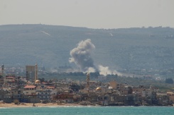 La fumée d'une frappe aérienne israélienne sur le village de Qlaile, dans le sud du Liban, le 14 avril 2026 - © AFP - KAWNAT HAJU