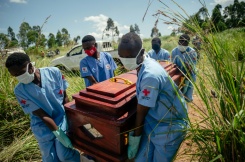 Des membres de la Croix-Rouge congolaise transportent le cercueil d'une femme qui serait décédée du virus Ebola lors de son enterrement à Bunia, en RDC, le 7 juin 2026. - © AFP - Jospin Mwisha Des membres de la Croix-Rouge congolaise transportent le cercueil d'une femme qui serait décédée du virus Ebola lors de son enterrement à Bunia, en RDC, le 7 juin 2026. - © AFP - Jospin Mwisha