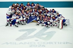 Les hockeyeurs américains après leur victoire en finale du tournoi olympique de hockey sur glace le 22 février 2026 à Milan
 - © AFP/Archives - JULIEN DE ROSA
