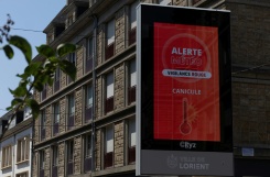 Un écran d'information municipal affiche une alerte météo rouge Canicule à Lorient, le 10 juillet 2026 dans le Morbihan, lors d'une nouvelle vague de chaleur en France - © AFP - Fred TANNEAU Un écran d'information municipal affiche une alerte météo rouge Canicule à Lorient, le 10 juillet 2026 dans le Morbihan, lors d'une nouvelle vague de chaleur en France - © AFP - Fred TANNEAU