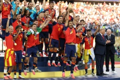 Le milieu de terrain espagnol, Rodri, brandit le trophée de la Coupe du monde aux côtés de ses coéquipiers, encadré par le président américain Donald Trump (2e à droite) et le président de la Fifa Gianni Infantino (à droite), après avoir remporté la finale du Mondial-2026 contre l'Argentine, à East Rutherford, le 19 juillet 2026 - © AFP - Odd ANDERSEN Le milieu de terrain espagnol, Rodri, brandit le trophée de la Coupe du monde aux côtés de ses coéquipiers, encadré par le président américain Donald Trump (2e à droite) et le président de la Fifa Gianni Infantino (à droite), après avoir remporté la finale du Mondial-2026 contre l'Argentine, à East Rutherford, le 19 juillet 2026 - © AFP - Odd ANDERSEN