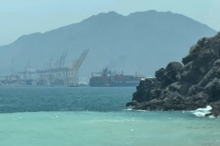 Image tirée d'une vidéo de l'AFPTV, du 12 juillet 2026, montrant un navire près du détroit d'Ormuz, au large de la côte orientale des Émirats arabes unis, à Khor Fakkan - © AFP - -