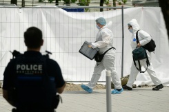Des membres de la police scientifique recherchent des indices après qu'un jeune homme a été abattu par balle dans un quartier populaire à Nantes, le 4 juin 2026 en Loire-Atlatnique - © AFP - Loic VENANCE