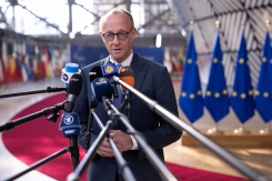 Le chancelier allemand Friedrich Merz répond aux journalistes à son arrivée pour un sommet des dirigeants européens à Bruxelles, le 19 mars 2026 - © AFP - JOHN THYS
