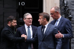 (De gauche à droite) Le président ukrainien Volodymyr Zelensky, le Premier ministre britannique Keir Starmer, le président français Emmanuel Macron et le chancelier allemand Friedrich Merz se rencontrent, le 8 décembre 2025 à Londres - © POOL/AFP - Adrian DENNIS (De gauche à droite) Le président ukrainien Volodymyr Zelensky, le Premier ministre britannique Keir Starmer, le président français Emmanuel Macron et le chancelier allemand Friedrich Merz se rencontrent, le 8 décembre 2025 à Londres - © POOL/AFP - Adrian DENNIS