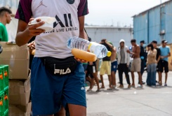 Des bénévoles de l'ONG Luna Blanca distribuent de la nourriture à des migrants sur le site industriel d'El Tajaral à Ceutae, Espagne, le 2 septembre 2026 - © AFP - Antonio Sempere Des bénévoles de l'ONG Luna Blanca distribuent de la nourriture à des migrants sur le site industriel d'El Tajaral à Ceutae, Espagne, le 2 septembre 2026 - © AFP - Antonio Sempere